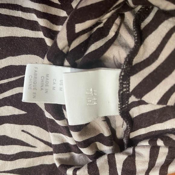 H & M Ladies Giraffe Print Turtleneck - Picture 3 of 4